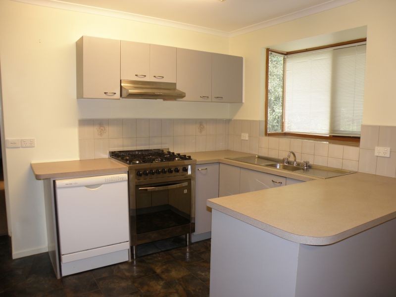 2/33 Roberts Avenue, Box Hill South VIC 3128