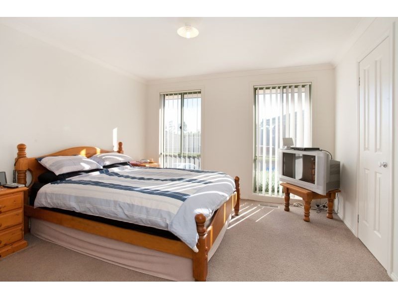 Unit 2/79 Strathavan Drive, Berwick VIC 3806