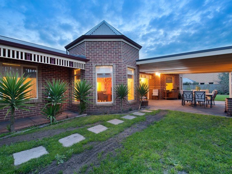 8 Spoonbill Street, Berwick VIC 3806