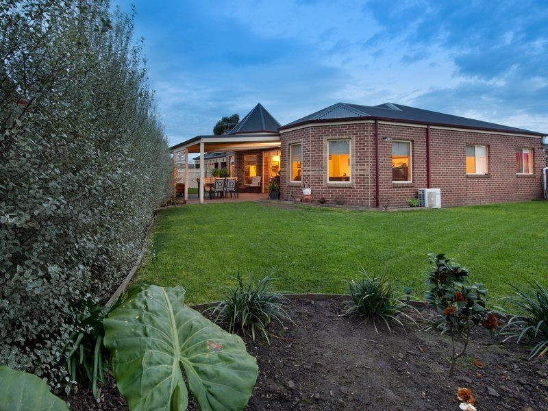 8 Spoonbill Street, Berwick VIC 3806