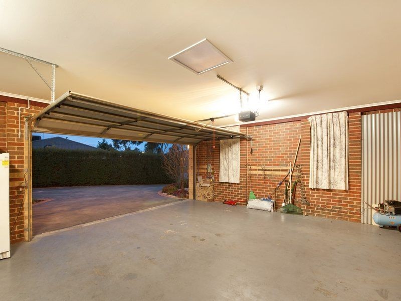 8 Spoonbill Street, Berwick VIC 3806