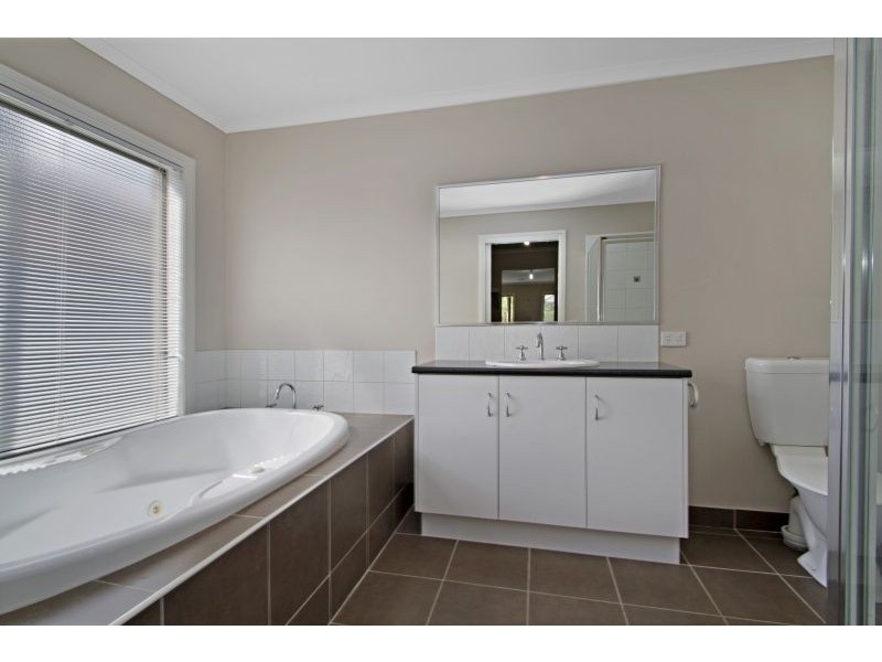 64 Shearwater Drive, Pakenham VIC 3810