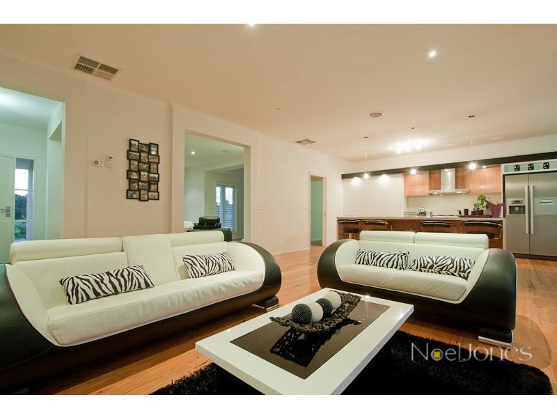 2 Parry Drive, Narre Warren VIC 3805