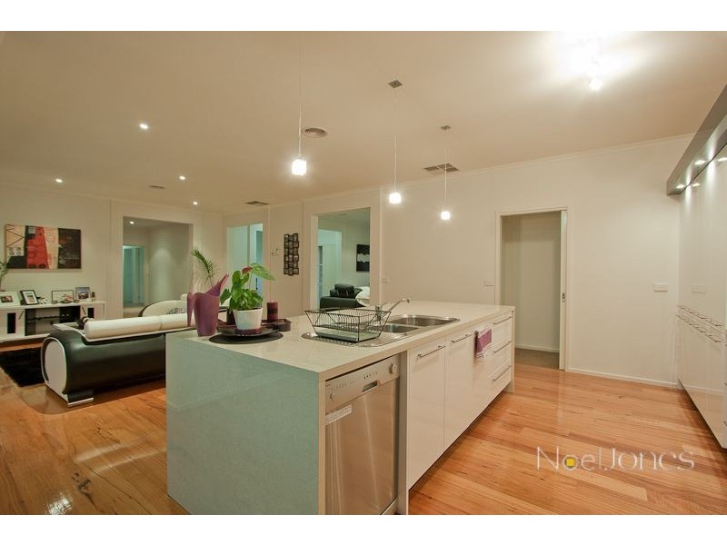 2 Parry Drive, Narre Warren VIC 3805