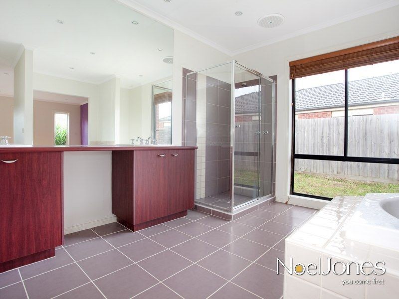 4 McKern Place, Lynbrook VIC 3975