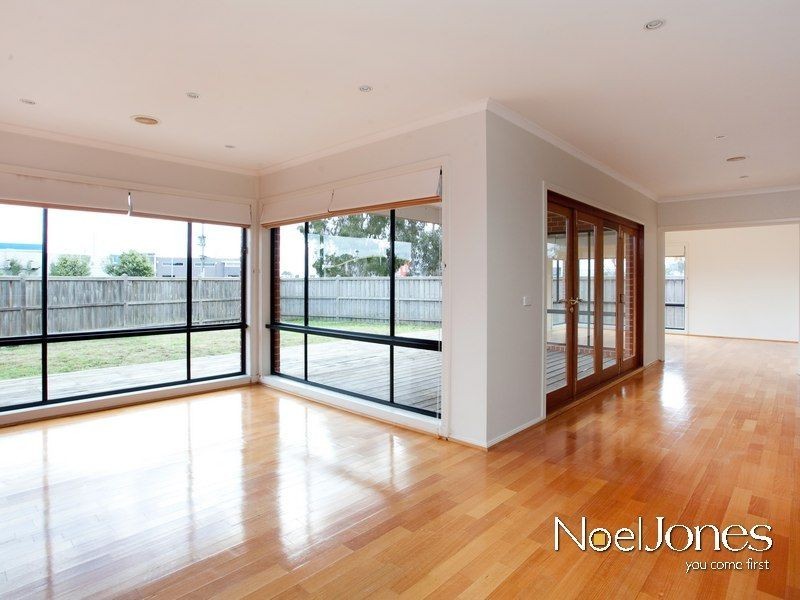 4 McKern Place, Lynbrook VIC 3975