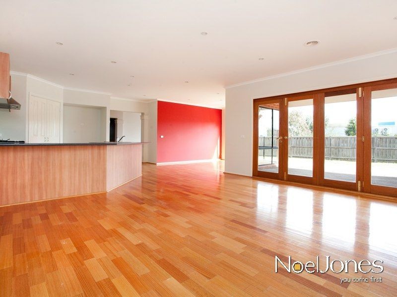 4 McKern Place, Lynbrook VIC 3975