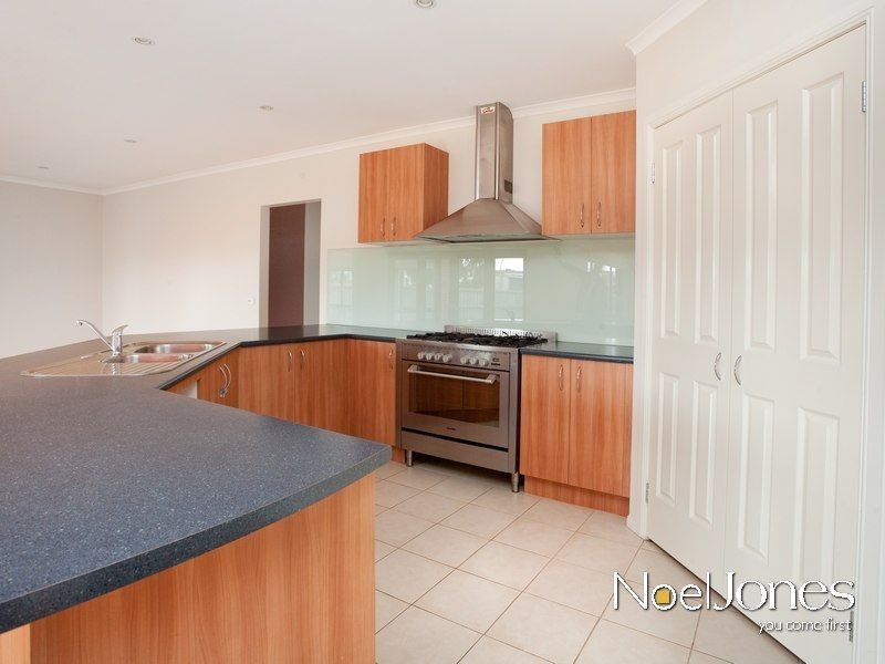 4 McKern Place, Lynbrook VIC 3975