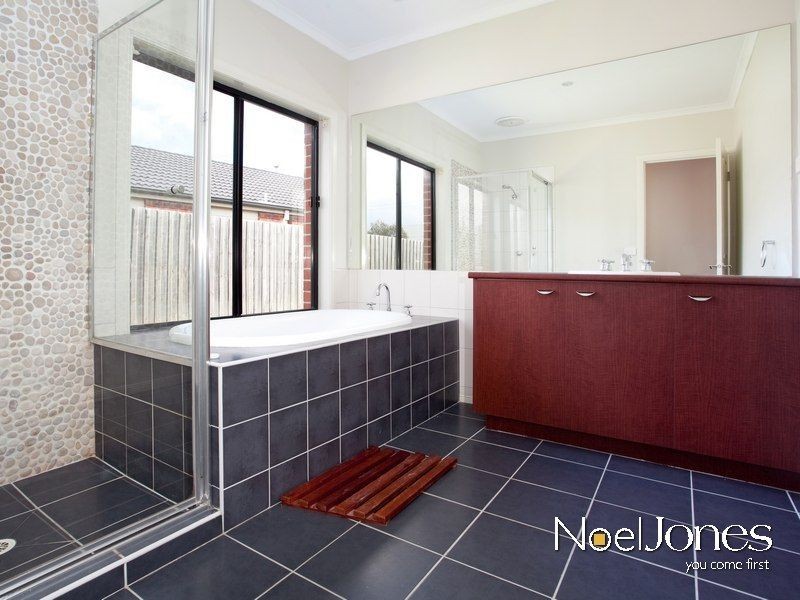 4 McKern Place, Lynbrook VIC 3975