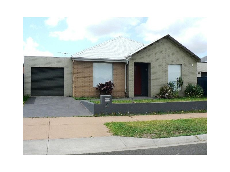 44 Stringy Bark Cct, Pakenham VIC 3810