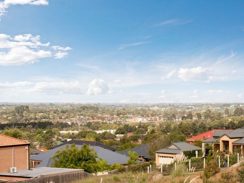 9s Hyland Court, Berwick VIC 3806