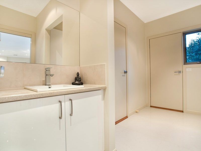 Unit 1/8 Gamble Avenue, Berwick VIC 3806