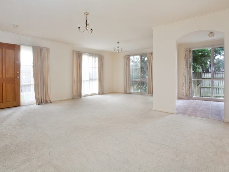 1/30 Strathavan Drive, Berwick VIC 3806