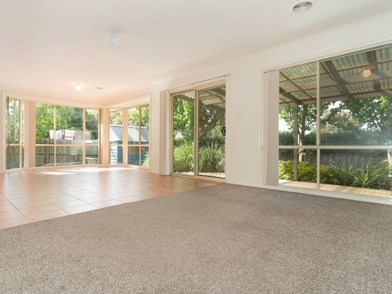 8 Marina Court, Berwick VIC 3806