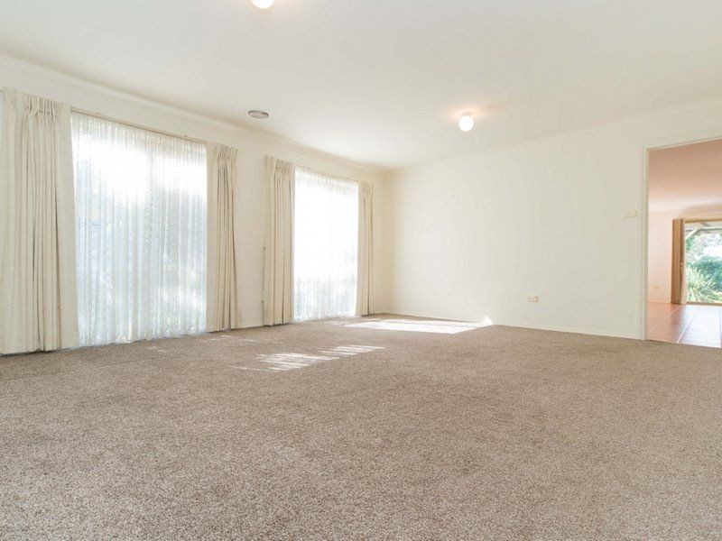 8 Marina Court, Berwick VIC 3806