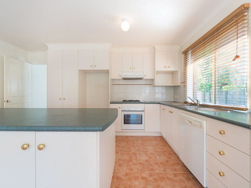 8 Marina Court, Berwick VIC 3806