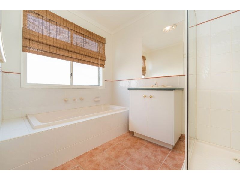 8 Marina Court, Berwick VIC 3806