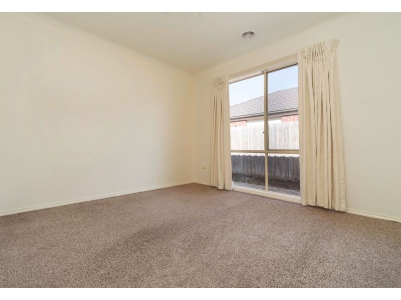 8 Marina Court, Berwick VIC 3806