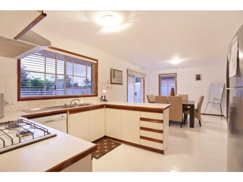 42 St Boswells Avenue, Berwick VIC 3806