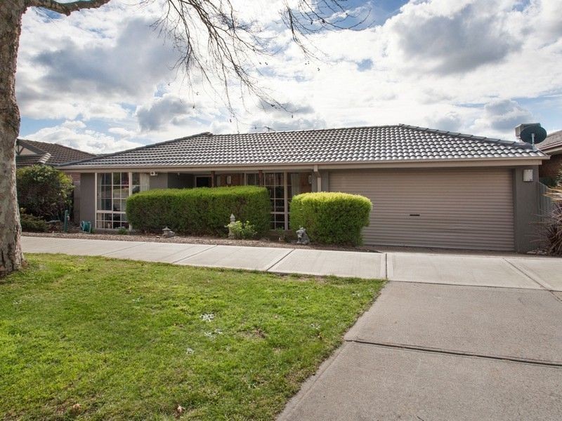 18 Deanswood Way, Narre Warren VIC 3805