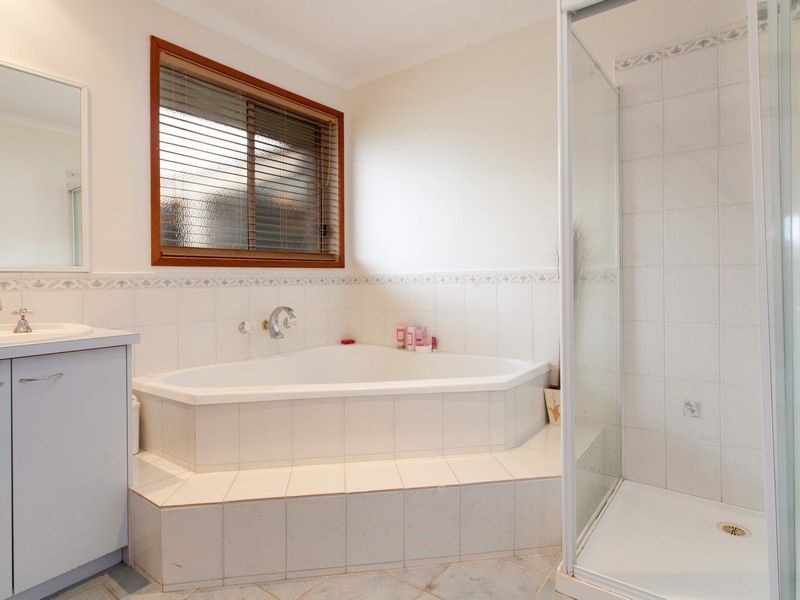 18 Deanswood Way, Narre Warren VIC 3805