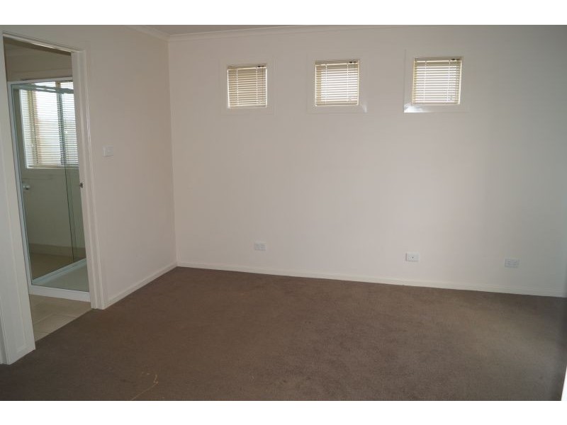 2 Iris Place, Pakenham VIC 3810