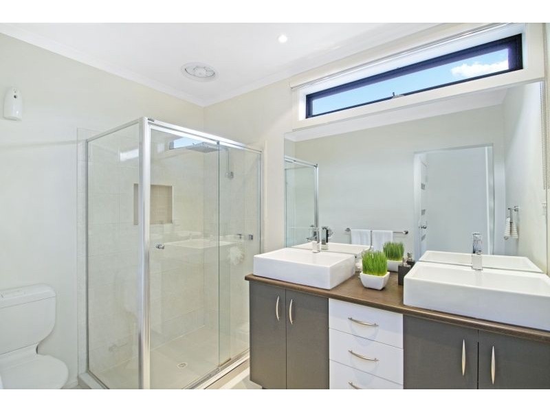 32 Rodlarni Crescent, Berwick VIC 3806