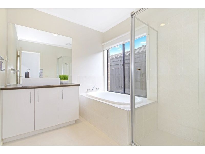 32 Rodlarni Crescent, Berwick VIC 3806