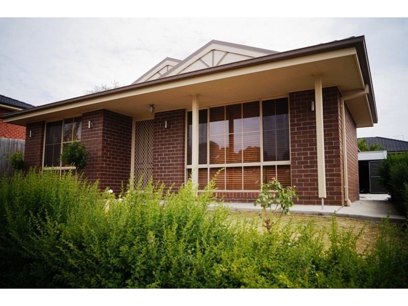 18 Ash Cres, Pakenham VIC 3810