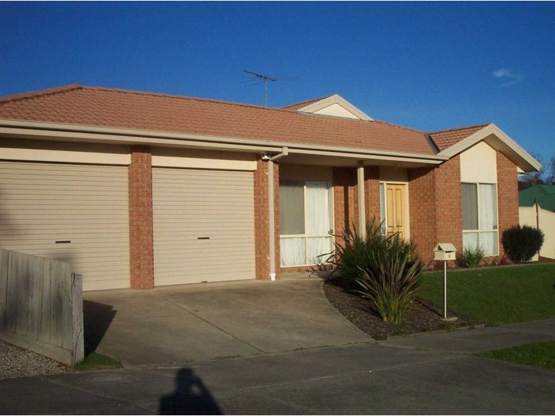 8 Renmark Court, Berwick VIC 3806