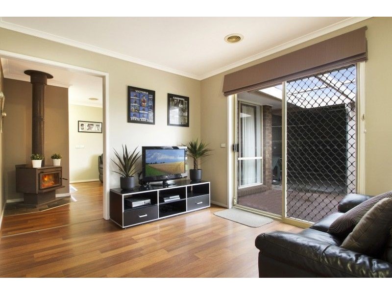 16 Andrea Crescent, Cranbourne North VIC 3977