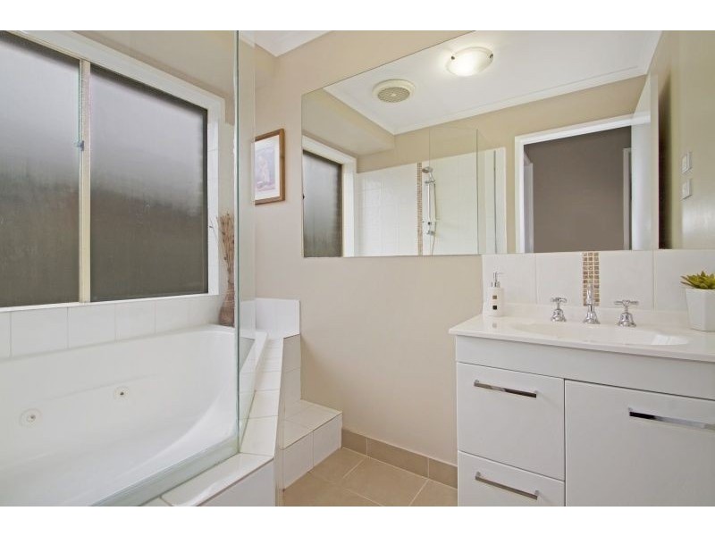 16 Andrea Crescent, Cranbourne North VIC 3977