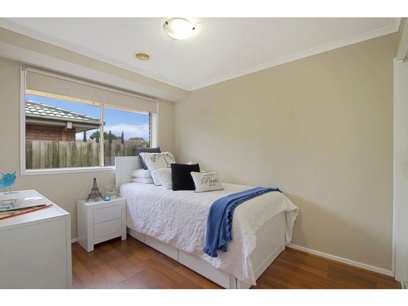 16 Andrea Crescent, Cranbourne North VIC 3977