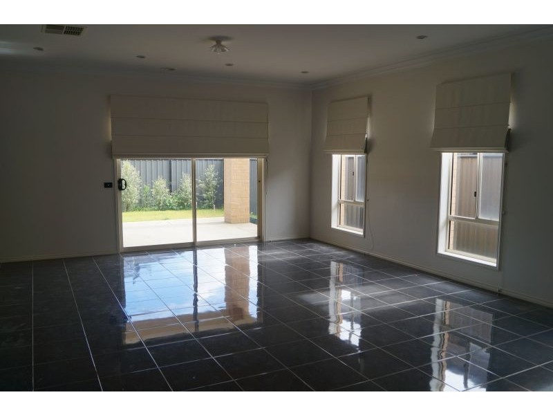 60 Selandra Blvd, Clyde North VIC 3978