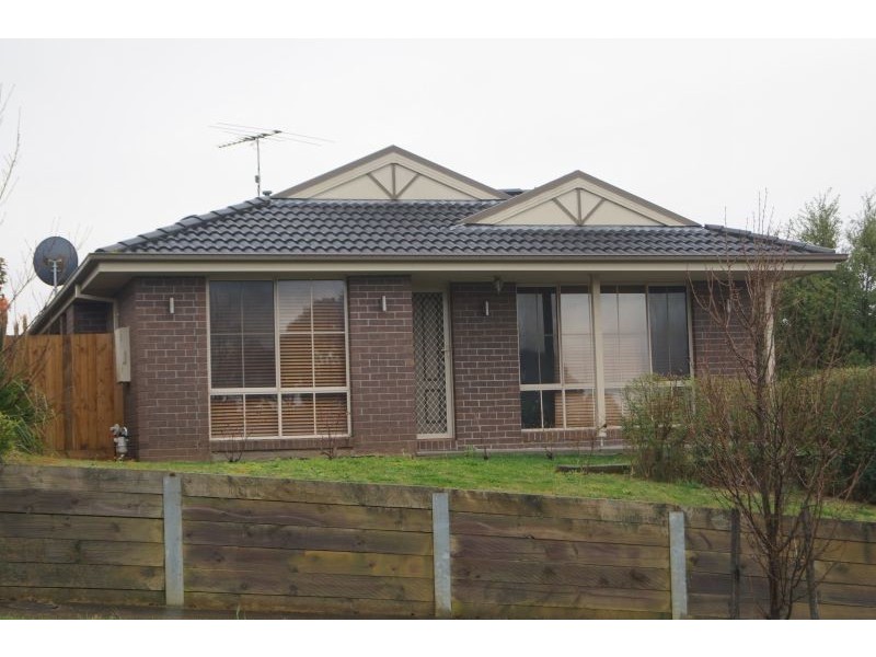 18 Ash Cres, Pakenham VIC 3810