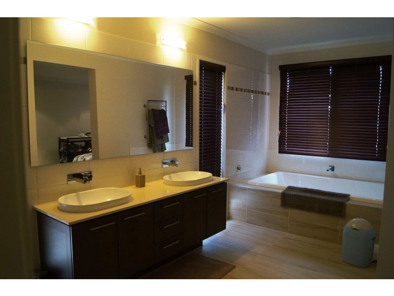 5 Pyrenees Road, Clyde VIC 3978