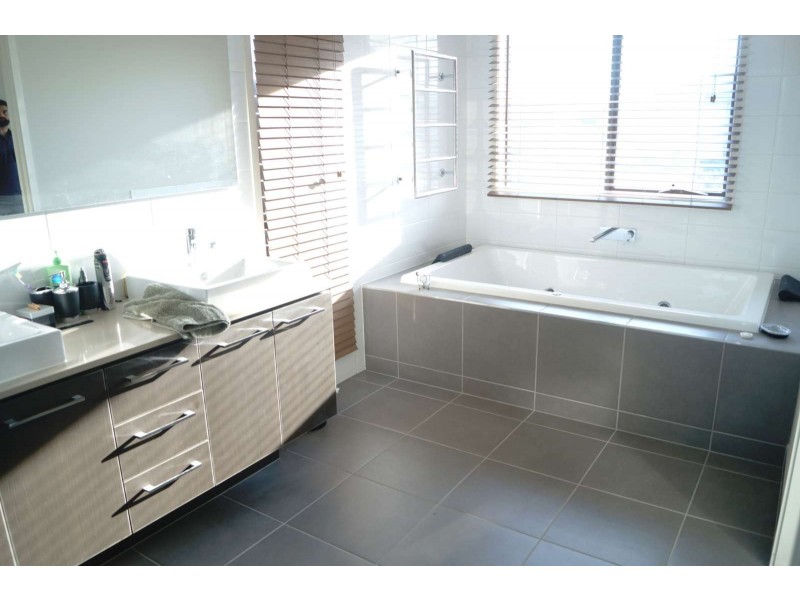 4 Amber Way, Officer VIC 3809