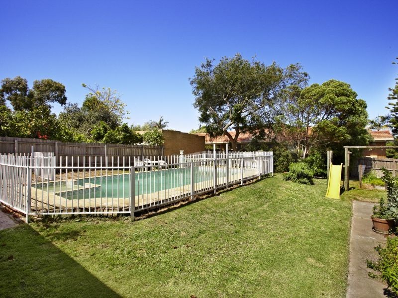 16 Aylwin Avenue, Burwood VIC 3125