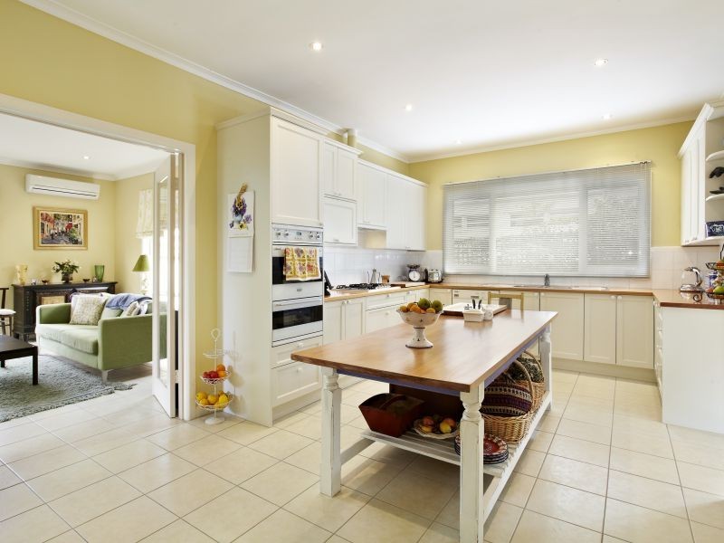 4 Carlyle Street, Ashwood VIC 3147