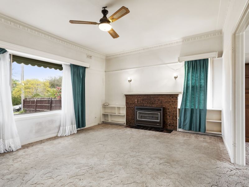 13 Dixon Grove, Blackburn VIC 3130