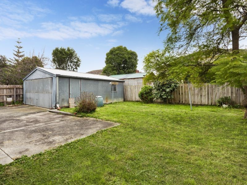 13 Dixon Grove, Blackburn VIC 3130