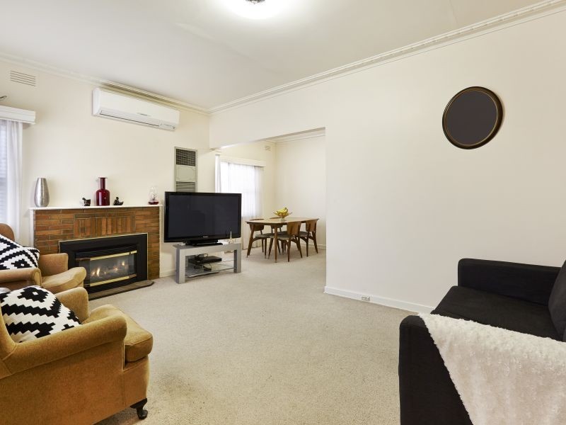 2 Chandler Grove, Burwood VIC 3125