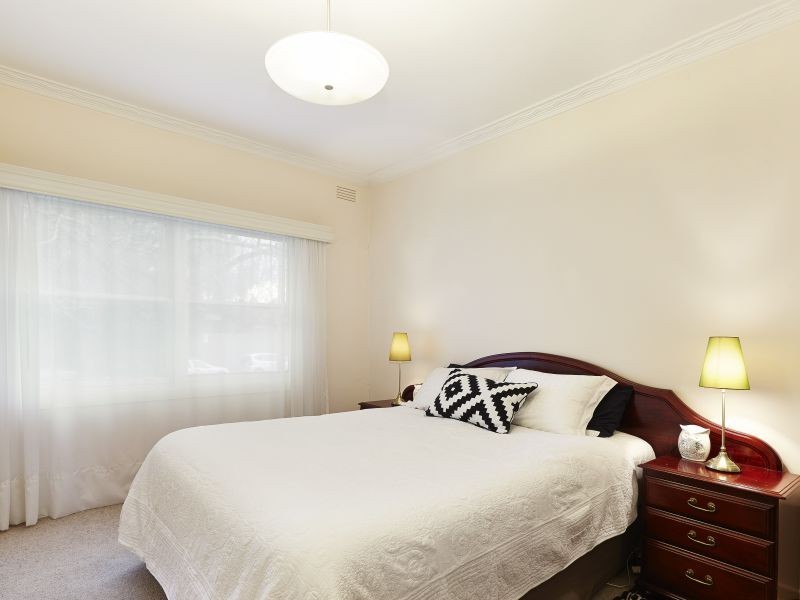 2 Chandler Grove, Burwood VIC 3125