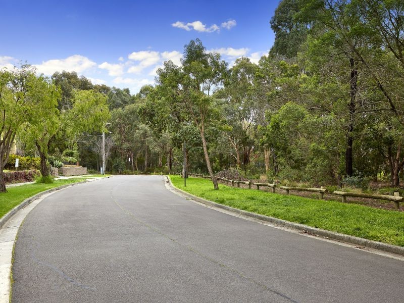 2 Chandler Grove, Burwood VIC 3125