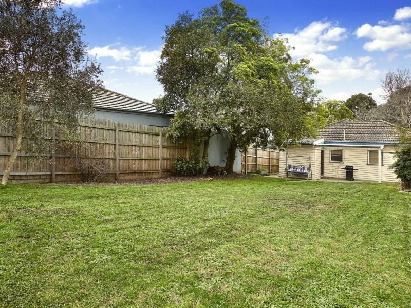 2 Chandler Grove, Burwood VIC 3125