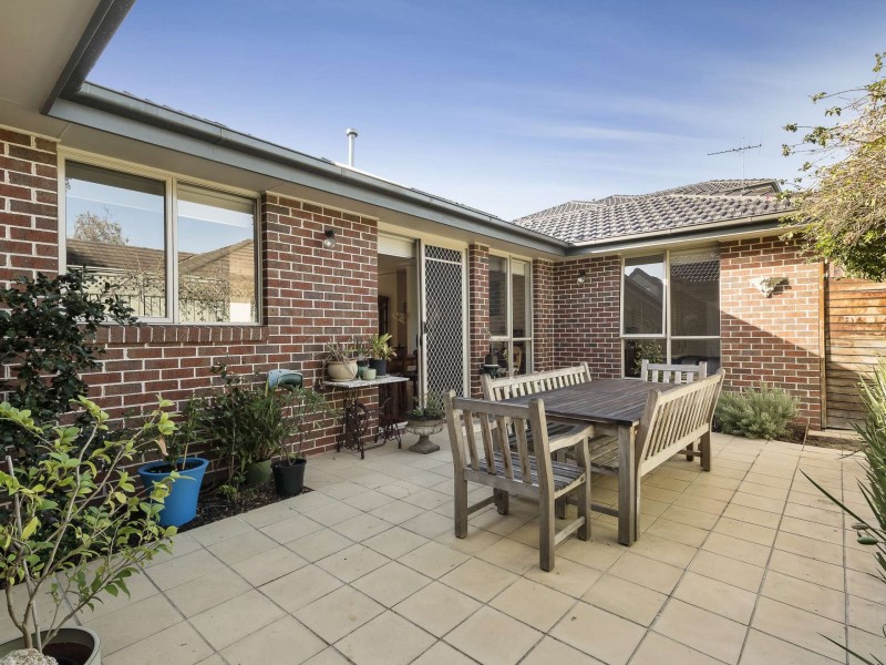 2/11 Aylwin Avenue, Burwood VIC 3125