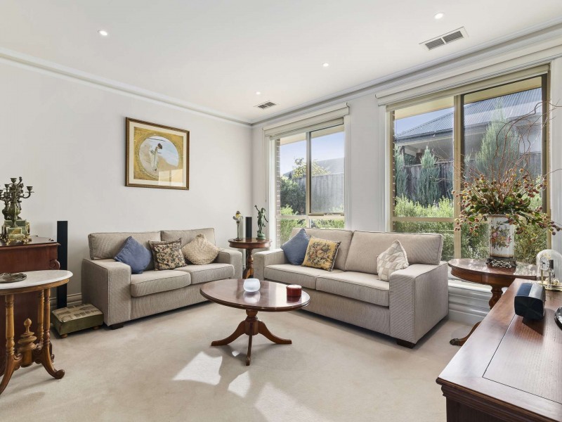 2/11 Aylwin Avenue, Burwood VIC 3125