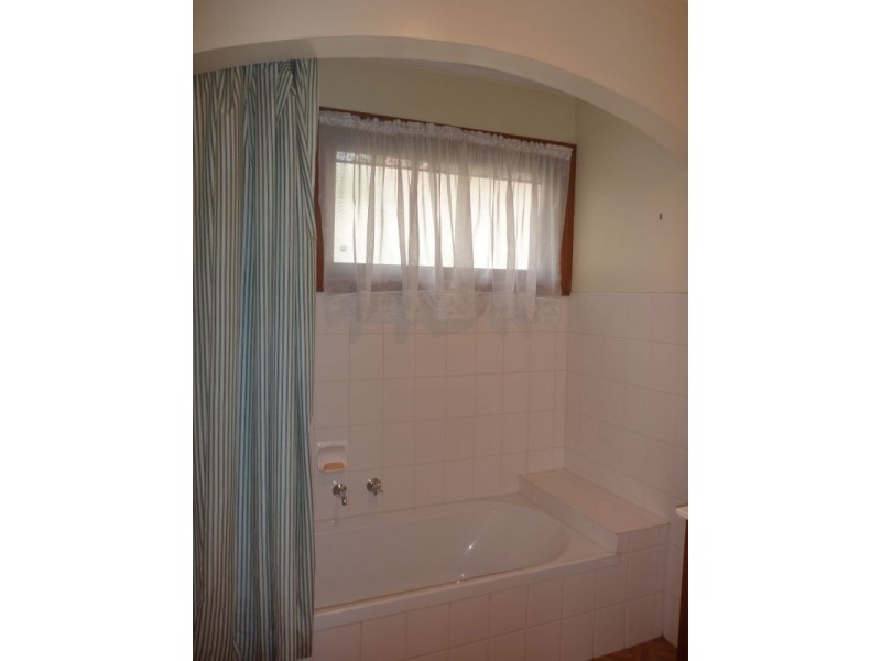 35 Ingleside Crescent, Glen Waverley VIC 3150