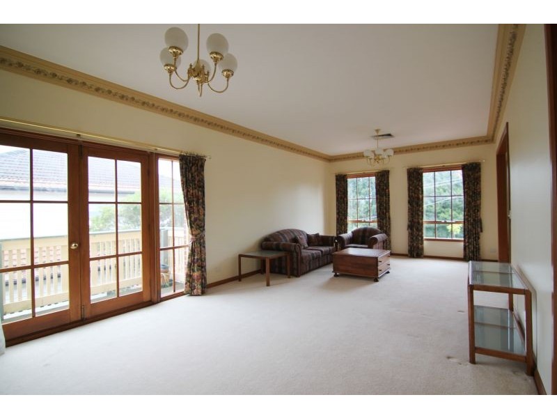 17 Rothesay Ave, Malvern East VIC 3145