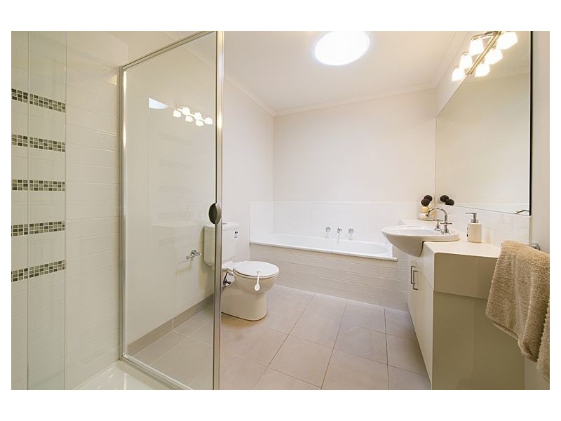 2D Grandview Avenue, Glen Iris VIC 3146